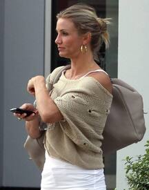 celebrity_paradise.com_TheElder_CameronDiaz2011_01_16_outsideofhergyminLA5.jpg