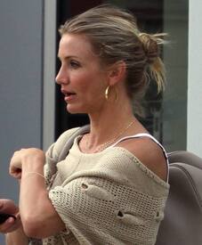 celebrity_paradise.com_TheElder_CameronDiaz2011_01_16_outsideofhergyminLA6.jpg