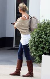 celebrity_paradise.com_TheElder_CameronDiaz2011_01_16_outsideofhergyminLA7.jpg