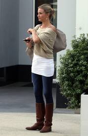 celebrity_paradise.com_TheElder_CameronDiaz2011_01_16_outsideofhergyminLA8.jpg