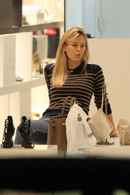 BarRefaeli2011_01_124.jpg