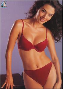 Alice_Dodd_sexy_cleavage_401324.jpg