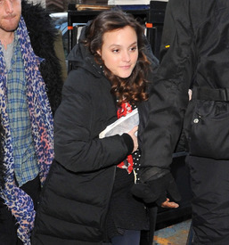 08486_celebrity_paradise.com_TheElder_LeightonMeester2011_01_27_OnSetofGossipGirlinNY2_122_429lo.jpg