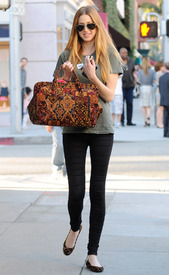 02905_celebrity_paradise.com_TheElder_WhitneyPort2011_01_27_doeshernailsinBeverlyHills1_122_223lo.jpg