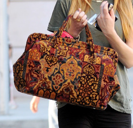 02906_celebrity_paradise.com_TheElder_WhitneyPort2011_01_27_doeshernailsinBeverlyHills2_122_173lo.jpg