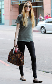 02909_celebrity_paradise.com_TheElder_WhitneyPort2011_01_27_doeshernailsinBeverlyHills3_122_398lo.jpg