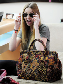 02910_celebrity_paradise.com_TheElder_WhitneyPort2011_01_27_doeshernailsinBeverlyHills4_122_32lo.jpg