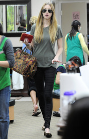 02918_celebrity_paradise.com_TheElder_WhitneyPort2011_01_27_doeshernailsinBeverlyHills7_122_176lo.jpg