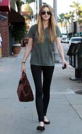 02925_celebrity_paradise.com_TheElder_WhitneyPort2011_01_27_doeshernailsinBeverlyHills10_122_468lo.jpg