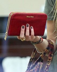 03065_celebrity_paradise.com_TheElder_WhitneyPort2011_01_27_doeshernailsinBeverlyHills11_122_239lo.jpg