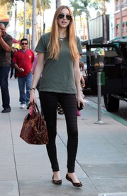 03083_celebrity_paradise.com_TheElder_WhitneyPort2011_01_27_doeshernailsinBeverlyHills20_122_14lo.jpg