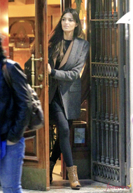 12517_sara-carbonero-de-tapas-con-una-amiga-por-madrid.jpg