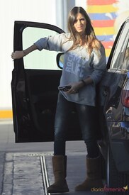 13800_sara-carbonero-reposta-gasolina.jpg