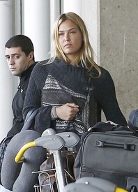 Model_Candids_COM.Bar_Refaeli_arrives_@_CDG_Airport_in_France.01_12_2012.HQ_.1.jpg