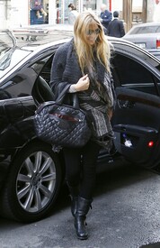 Model_Candids_COM.Bar_Refaeli_arrives_@_CDG_Airport_in_France.01_12_2012.HQ_.11.jpg