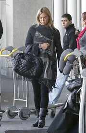 Model_Candids_COM.Bar_Refaeli_arrives_@_CDG_Airport_in_France.01_12_2012.HQ_.4.jpg