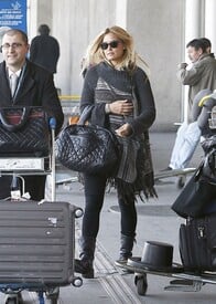 Model_Candids_COM.Bar_Refaeli_arrives_@_CDG_Airport_in_France.01_12_2012.HQ_.9.jpg