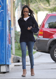 celebrity_paradise.com_TheElder_ZoeSaldana2011_12_11_runningerrandsinLosAngeles5.jpg