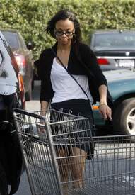 Zoe Saldana picks ups groceries at Bristol Farm in Los Angeles, CA - January 20-2012  005.jpg