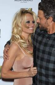 Pamela_Anderson_hosts_at_Studio_54004.jpg