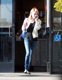 002_Emma_Roberts_Leavinga_Coffee_Shopin_Los_Angeles_Januar.jpg