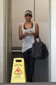 Halle Berry leaves a medical building in Westwood 3.1.2012_05.jpg