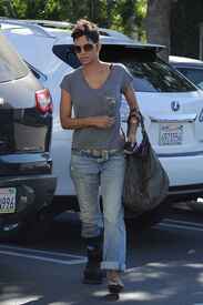 Halle Berry shopping in West Hollywood 13.1.2012_01.jpg