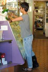 Halle Berry makes a stop at Sweet Lady Jane Bakery in West Hollywood 13.1.2012_05.jpg