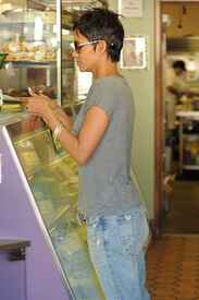 Halle Berry makes a stop at Sweet Lady Jane Bakery in West Hollywood 13.1.2012_06.jpg