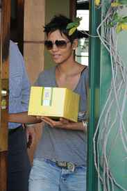 Halle Berry makes a stop at Sweet Lady Jane Bakery in West Hollywood 13.1.2012_07.jpg