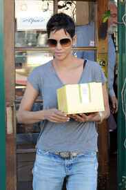 Halle Berry makes a stop at Sweet Lady Jane Bakery in West Hollywood 13.1.2012_09.jpg