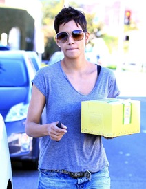 Halle Berry makes a stop at Sweet Lady Jane Bakery in West Hollywood 13.1.2012_13.jpg