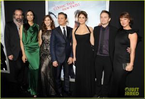 jeremy-renner-gemma-arterton-hansel-gretel-witch-hunters-premiere-03.jpg