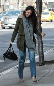 KatieHolmes_012913_01.jpg