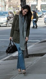 KatieHolmes_012913_02.jpg