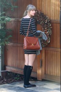 Taylor Swift 2013-01-08 - visiting a friend%C3%A2%C2%80%C2%99s house in Los Angeles  (4).jpg