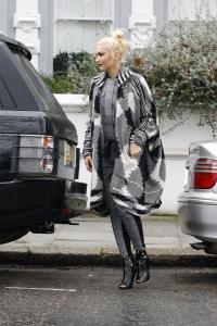 Gwen Stefani - 2012-12-27 steps out of her house in London  (1).jpg