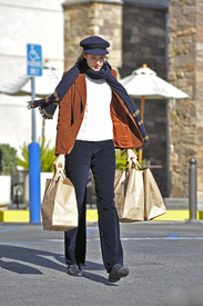 Agyness Deyn - 2012-12-27 at Gelson's in Hollywood  (1).jpg