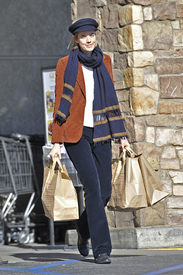 Agyness Deyn - 2012-12-27 at Gelson's in Hollywood  (2).jpg