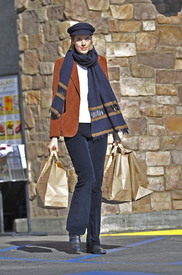 Agyness Deyn - 2012-12-27 at Gelson's in Hollywood  (3).jpg