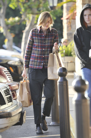 Agyness Deyn - 2012-12-24 at Gelson's market in Los Feliz  (3).jpg