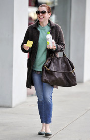 Alyson Hannigan Arrives at a hair salon in Brentwood 28 December 2012  (1).jpg