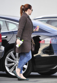 Alyson Hannigan Arrives at a hair salon in Brentwood 28 December 2012  (2).jpg