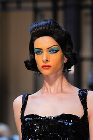 Vivienne_Westwood_Spring_2013_Details_s_UTLwf3d_Sw.jpg