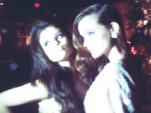 selena_gomez_barbara_palvin_golden_globes_01_2013_400x300.jpg