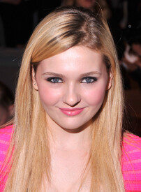 AbigailBreslin09132012NanetteLeporeFashionShowinNYC2.jpg