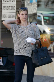 Amy Smart takes go box after lunch Mary Robbs ePyuvPqRF0Tx.jpg