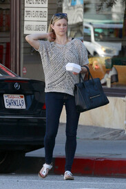 Amy Smart takes go box after lunch Mary Robbs fgghF__NqJKx.jpg