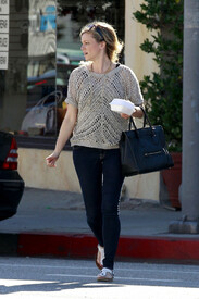 Amy Smart takes go box after lunch Mary Robbs ihqmPcTAlbQx.jpg