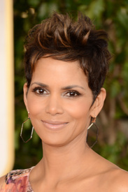 Halle_Berry_arrives_at_The_70th_Annual_Golden_Globe_Awards_in_Beverly_Hills_04.jpg